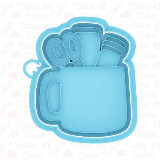 Taza con útiles escolares
